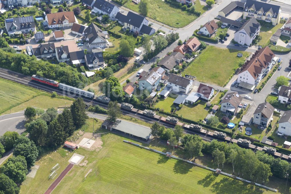 Luftaufnahme Weiden in der Oberpfalz - Bahntransport von Panzern auf der Gleis- Strecke in Weiden in der Oberpfalz im Bundesland Bayern, Deutschland