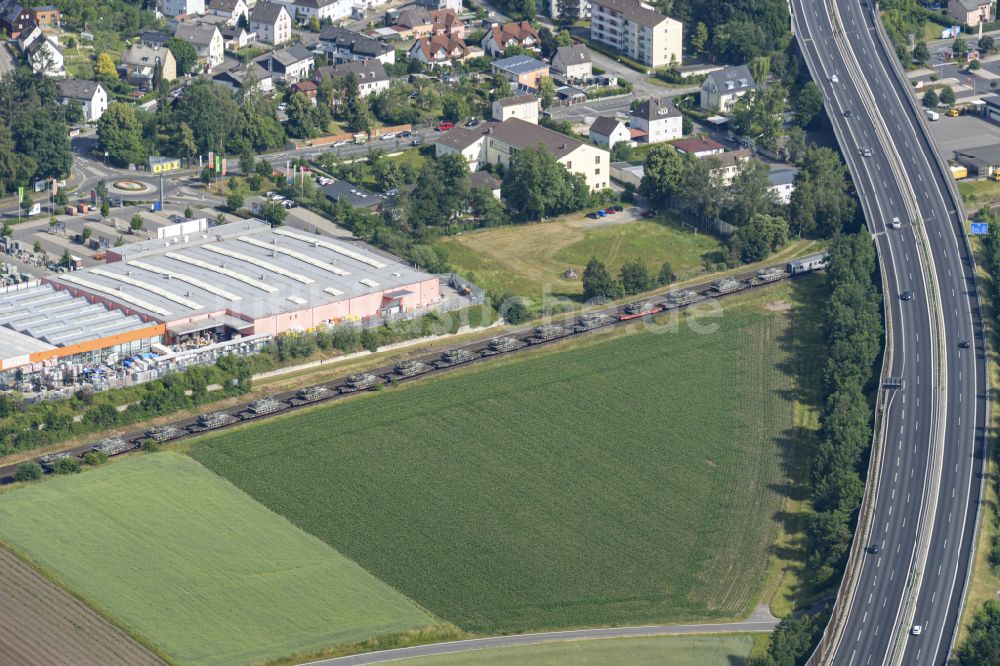 Luftbild Weiden in der Oberpfalz - Bahntransport von Panzern auf der Gleis- Strecke in Weiden in der Oberpfalz im Bundesland Bayern, Deutschland