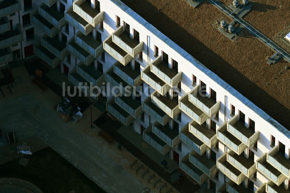 Luftaufnahme Berlin - Balkon- Fassade am Neubau eines Wohnhauses Pöhlbergstraße im Ortsteil Marzahn in Berlin, Deutschland