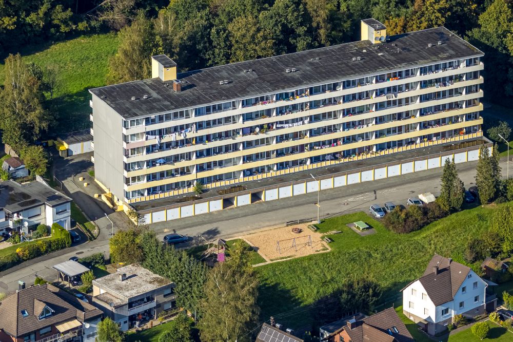 Dahlbruch von oben - Balkon- und Fenster- Fassade an der Plattenbau- Hochhaus- Wohnsiedlung in Dahlbruch im Bundesland Nordrhein-Westfalen, Deutschland