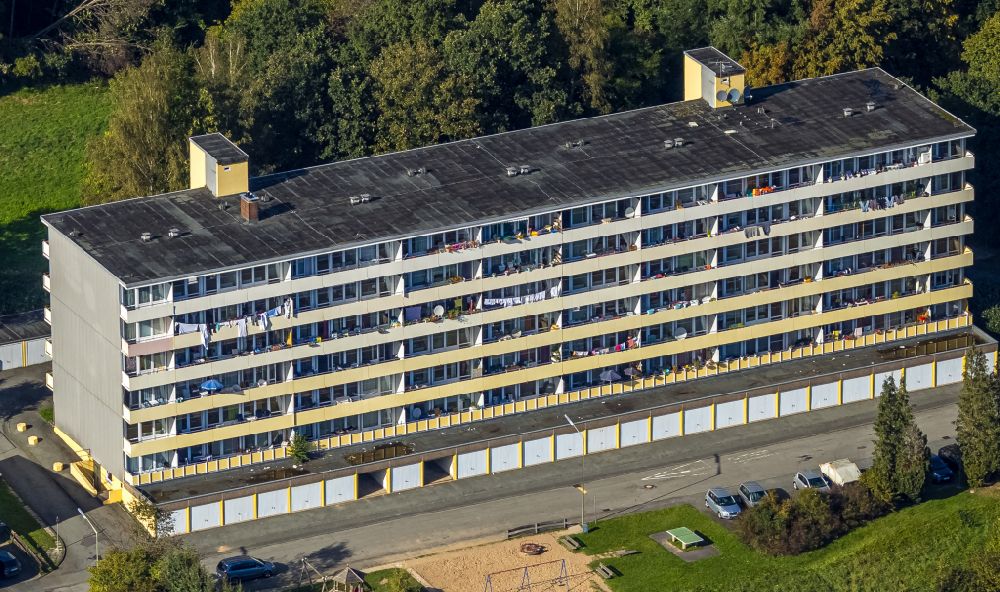 Luftbild Dahlbruch - Balkon- und Fenster- Fassade an der Plattenbau- Hochhaus- Wohnsiedlung in Dahlbruch im Bundesland Nordrhein-Westfalen, Deutschland