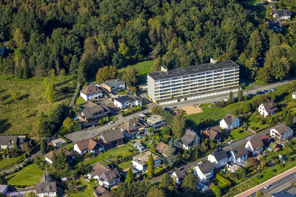 Luftbild Dahlbruch - Balkon- und Fenster- Fassade an der Plattenbau- Hochhaus- Wohnsiedlung in Dahlbruch im Bundesland Nordrhein-Westfalen, Deutschland
