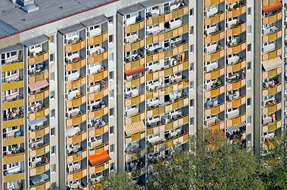 Luftbild Erfurt - Balkon- und Fenster- Fassade an der Plattenbau- Hochhaus- Wohnsiedlung an der Friedrich-Engels-Straße in Erfurt im Bundesland Thüringen, Deutschland