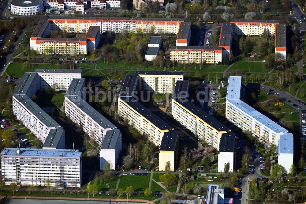 Luftbild Leipzig - Balkon- und Fenster- Fassade an der Plattenbau- Hochhaus- Wohnsiedlung im Ortsteil Grünau in Leipzig im Bundesland Sachsen, Deutschland