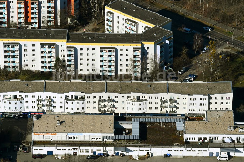 Luftaufnahme Berlin - Balkon- und Fenster- Fassade an der Plattenbau- Hochhaus- Wohnsiedlung im Ortsteil Marzahn in Berlin, Deutschland