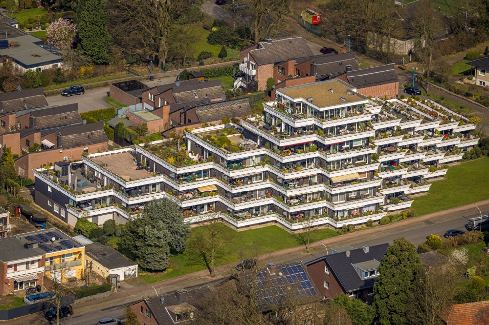 Luftbild Schermbeck - Balkon- und Fenster- Fassade an der Plattenbau- Hochhaus- Wohnsiedlung in Schermbeck im Bundesland Nordrhein-Westfalen, Deutschland