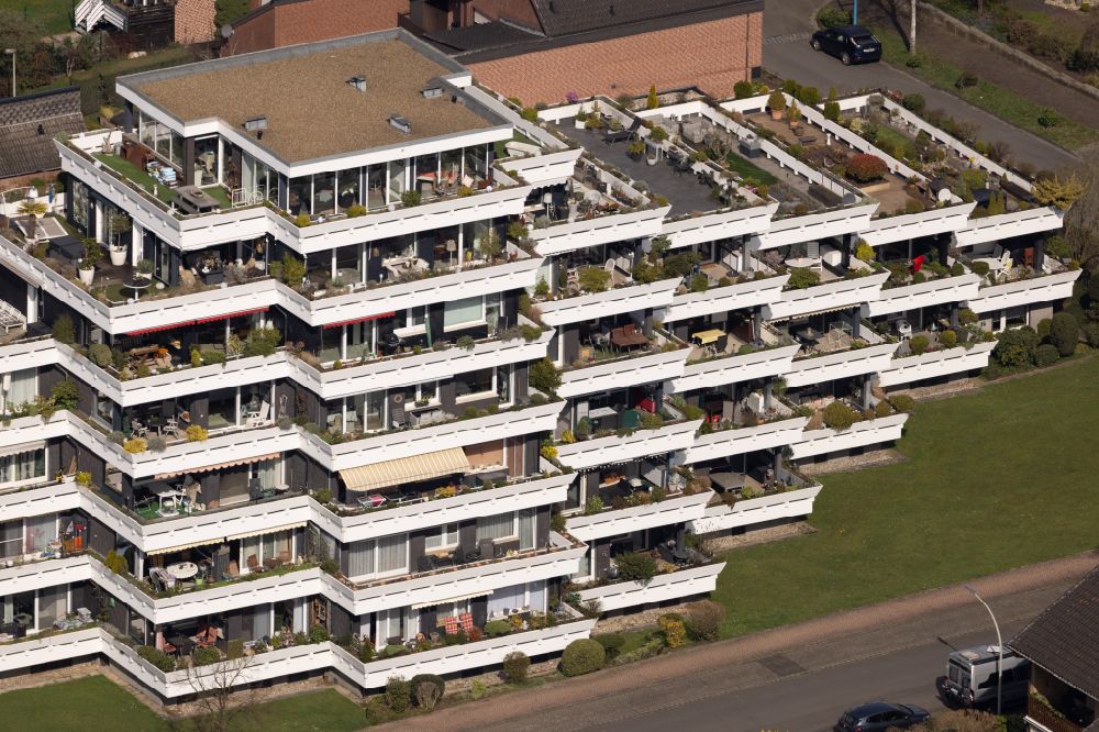 Luftaufnahme Schermbeck - Balkon- und Fenster- Fassade an der Plattenbau- Hochhaus- Wohnsiedlung in Schermbeck im Bundesland Nordrhein-Westfalen, Deutschland