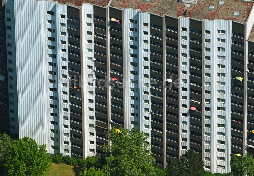Luftaufnahme Berlin - Balkon- und Fenster- Fassade an der Plattenbau- Hochhaus- Wohnsiedlung am Sollmannweg in Berlin, Deutschland