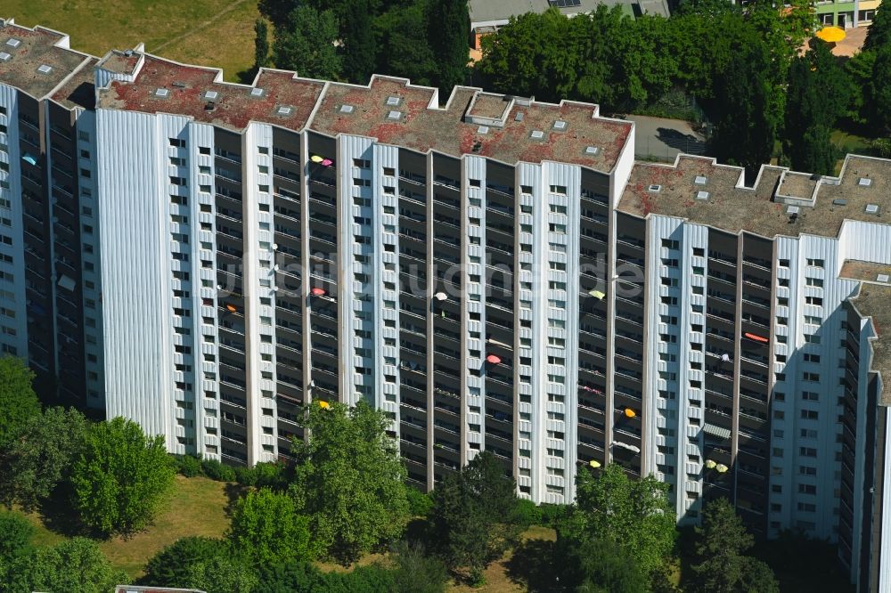 Berlin von oben - Balkon- und Fenster- Fassade an der Plattenbau- Hochhaus- Wohnsiedlung am Sollmannweg in Berlin, Deutschland
