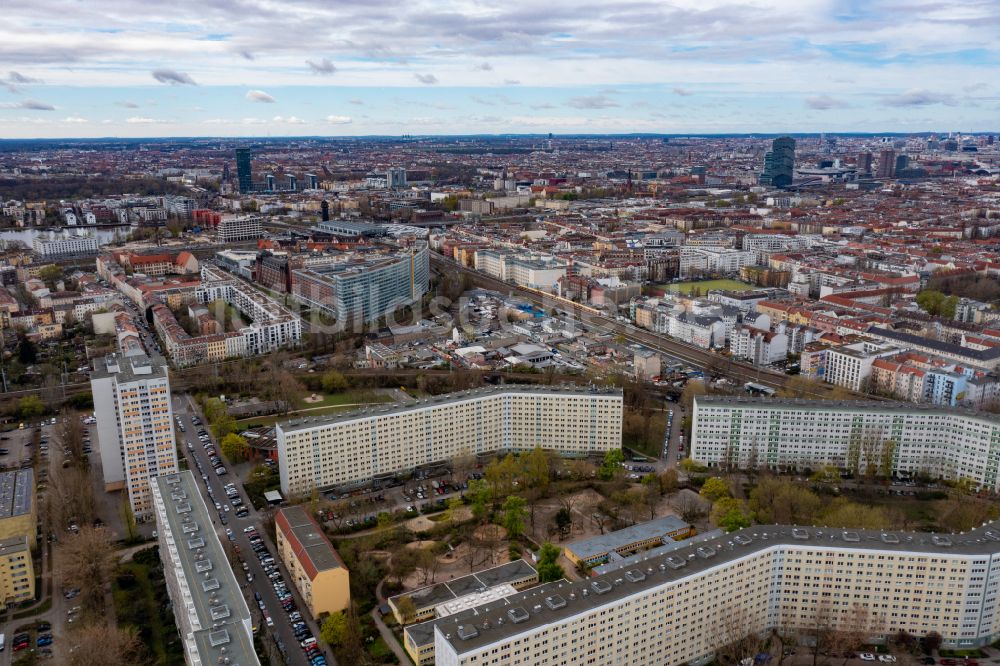 Luftbild Berlin - Balkon- und Fenster- Fassade an der Plattenbau- Wohnsiedlung an der Guddorfstraße im Ortsteil Lichtenberg in Berlin, Deutschland