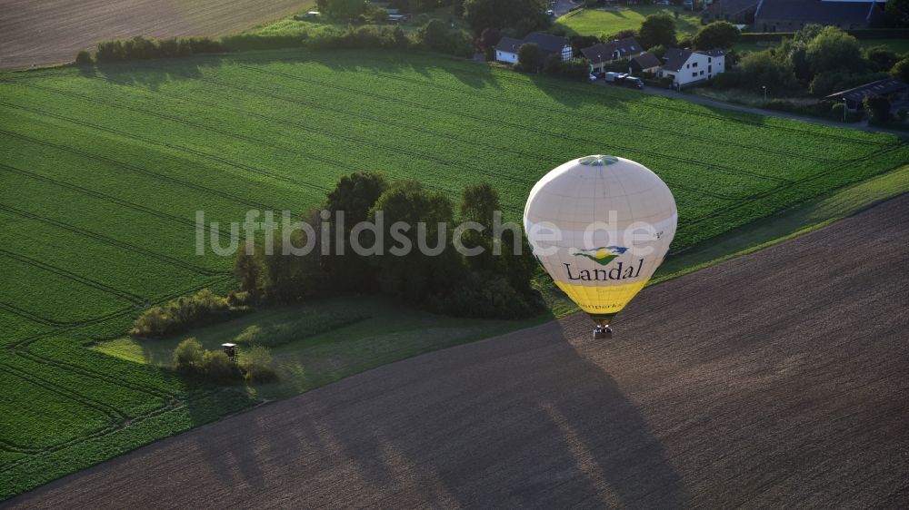 Luftbild Bonn - Ballon mit Werbung der Firma Landal GreenParks GmbH im Bundesland Nordrhein-Westfalen, Deutschland