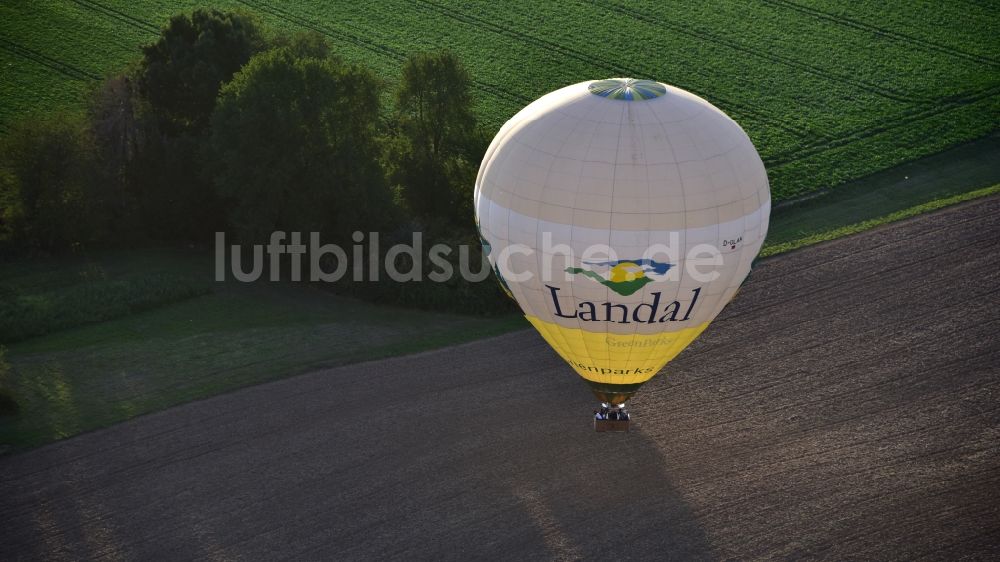 Luftaufnahme Bonn - Ballon mit Werbung der Firma Landal GreenParks GmbH im Bundesland Nordrhein-Westfalen, Deutschland