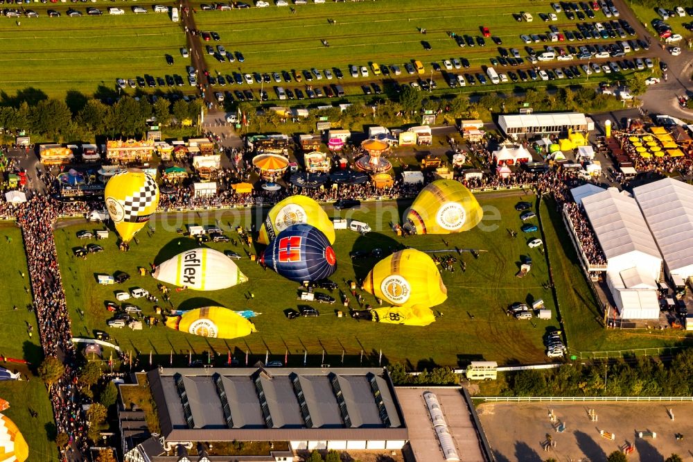 Luftaufnahme Warstein - Ballonfestival Warsteiner Internationale Montgolfiade im Luftraum in Warstein im Bundesland Nordrhein-Westfalen, Deutschland