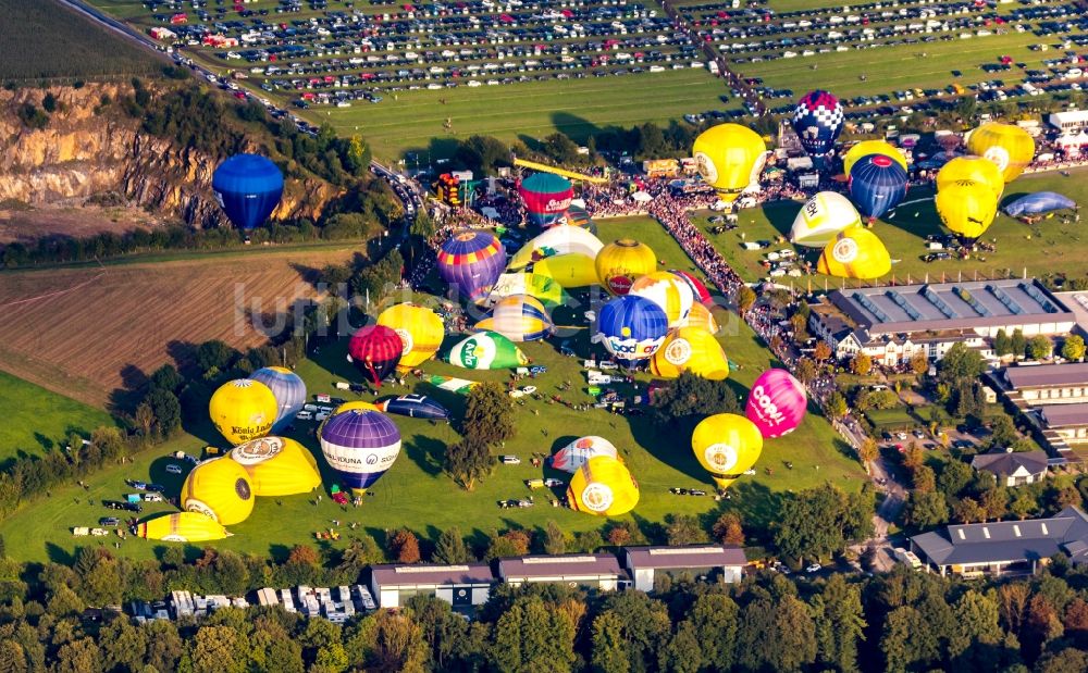 Luftbild Warstein - Ballonfestival Warsteiner Internationale Montgolfiade im Luftraum in Warstein im Bundesland Nordrhein-Westfalen, Deutschland