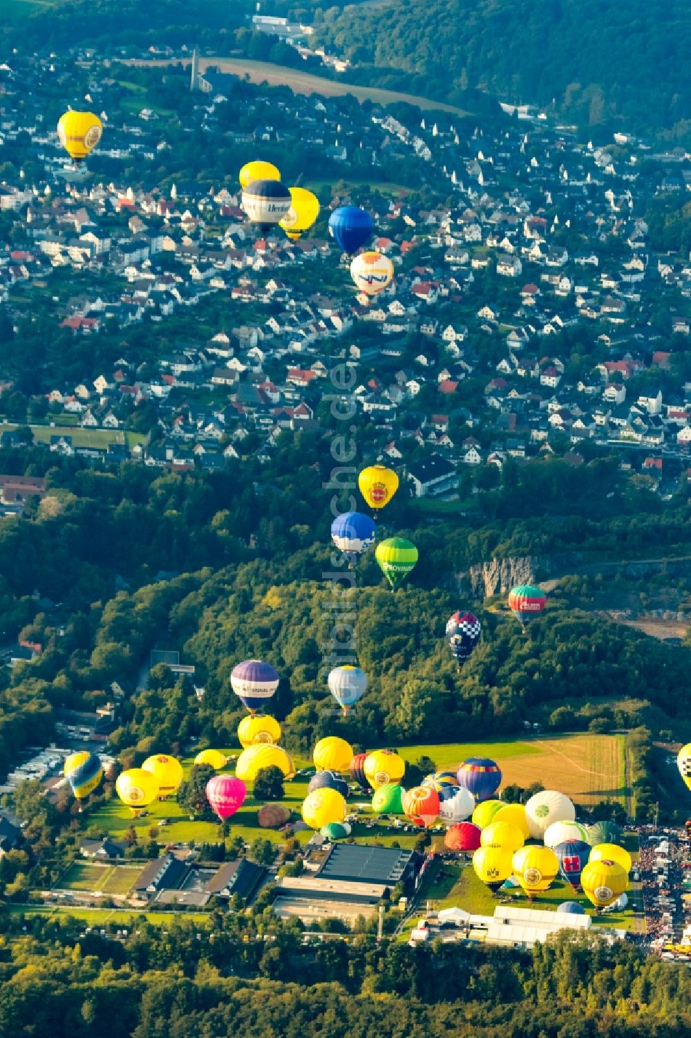 Luftaufnahme Warstein - Ballonfestival Warsteiner Internationale Montgolfiade im Luftraum in Warstein im Bundesland Nordrhein-Westfalen, Deutschland