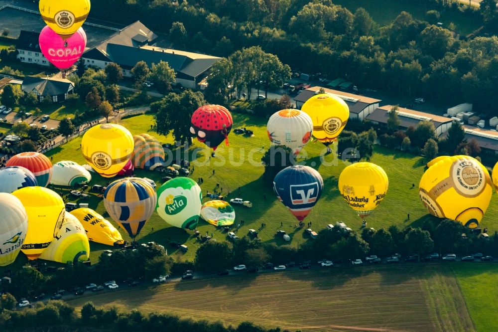 Warstein von oben - Ballonfestival Warsteiner Internationale Montgolfiade im Luftraum in Warstein im Bundesland Nordrhein-Westfalen, Deutschland