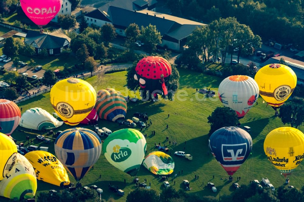 Warstein aus der Vogelperspektive: Ballonfestival Warsteiner Internationale Montgolfiade im Luftraum in Warstein im Bundesland Nordrhein-Westfalen, Deutschland