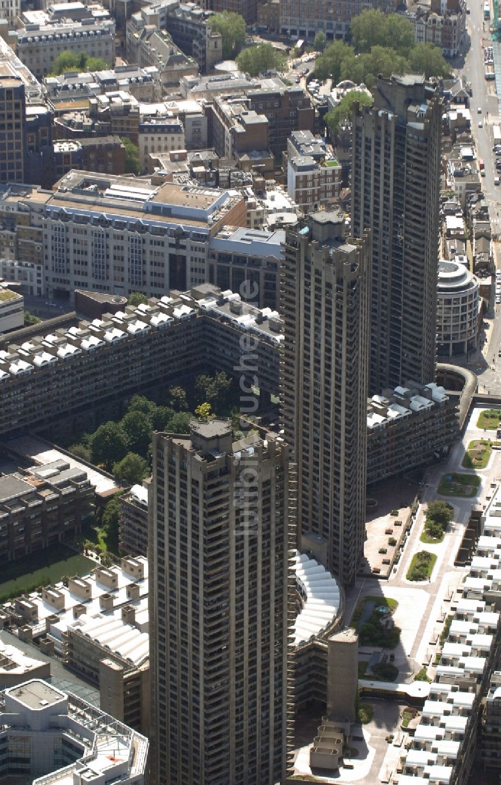 Luftbild London - Barbican Centre im Stadtbezirk City of London in London in der Grafschaft Greater London in Großbritannien