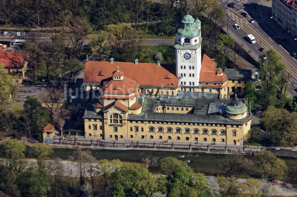 München aus der Vogelperspektive: Barockes Hallenbad Müllersches Volksbad an der Isar in München im Bundesland Bayern
