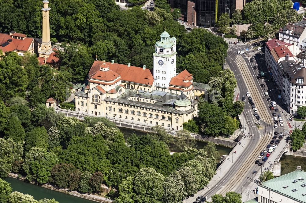 Luftbild München - Barockes Hallenbad Müllersches Volksbad an der Isar in München im Bundesland Bayern