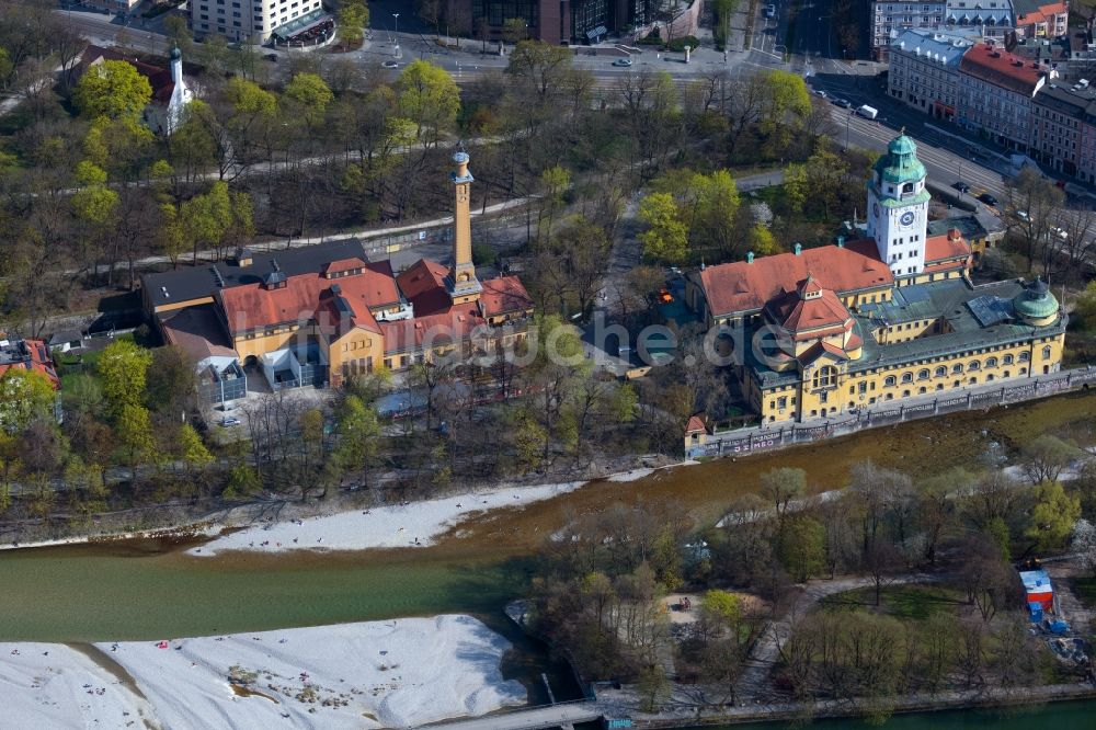 München aus der Vogelperspektive: Barockes Hallenbad Müllersches Volksbad an der Isar in München im Bundesland Bayern