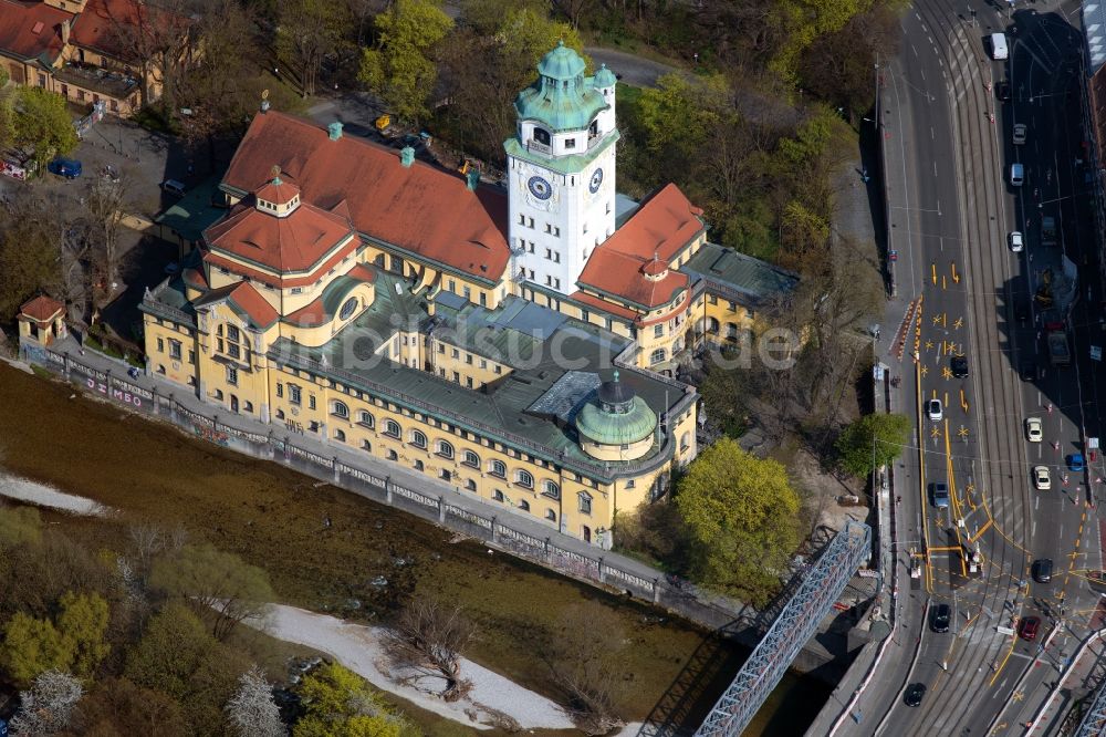 Luftaufnahme München - Barockes Hallenbad Müllersches Volksbad an der Isar in München im Bundesland Bayern