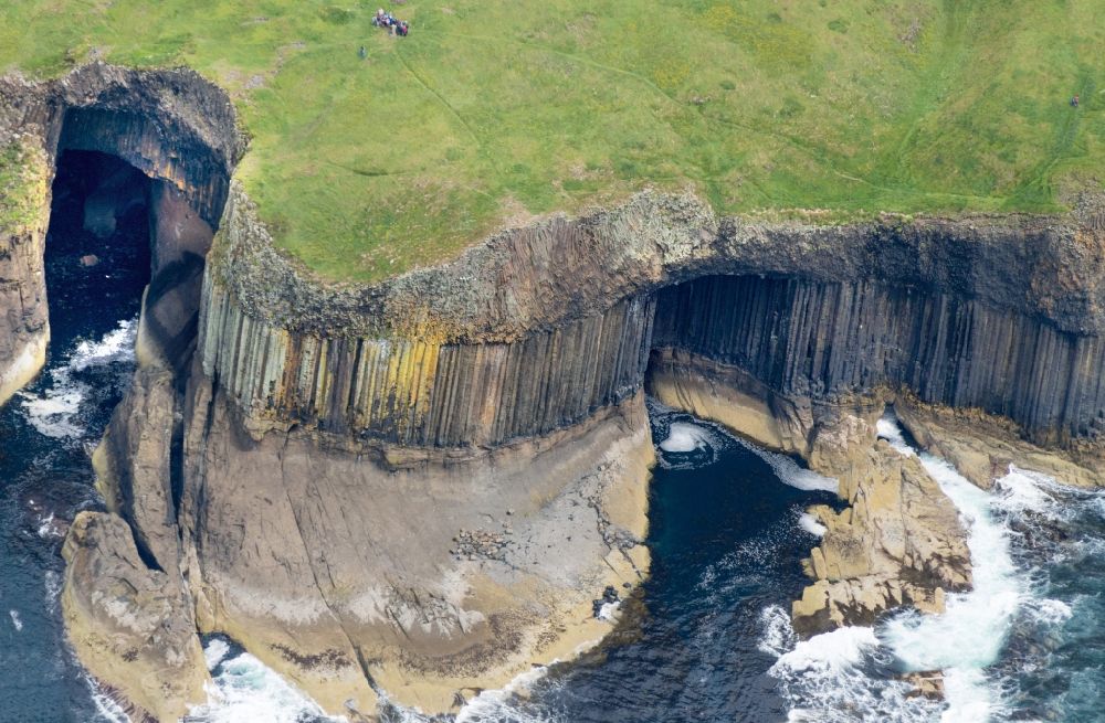 Luftaufnahme Staffa - Basalt-Insel Staffa mit Fingalshöhle in Schottland