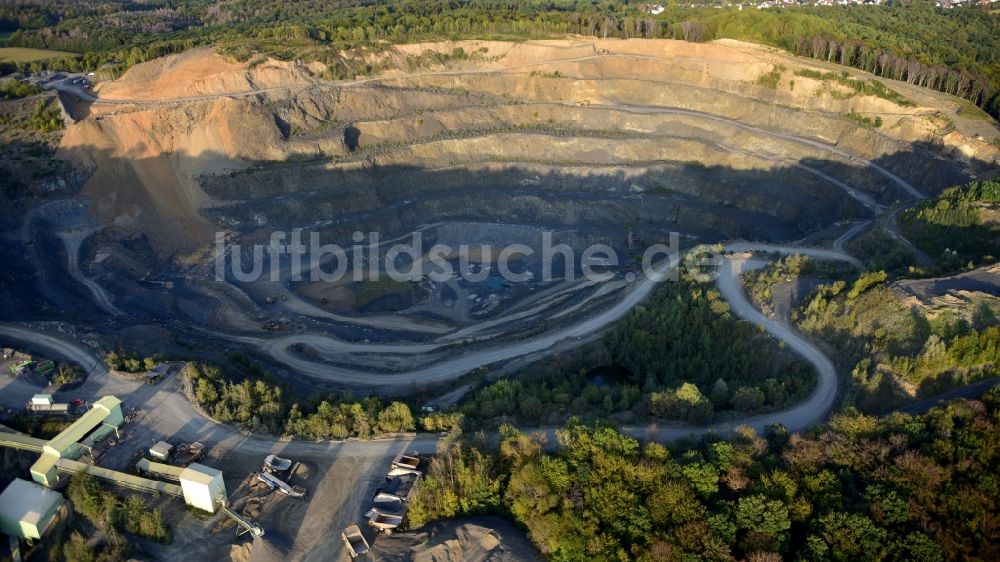 Luftaufnahme Königswinter - Basaltsteinbruch Hühnerberg im Bundesland Nordrhein-Westfalen, Deutschland