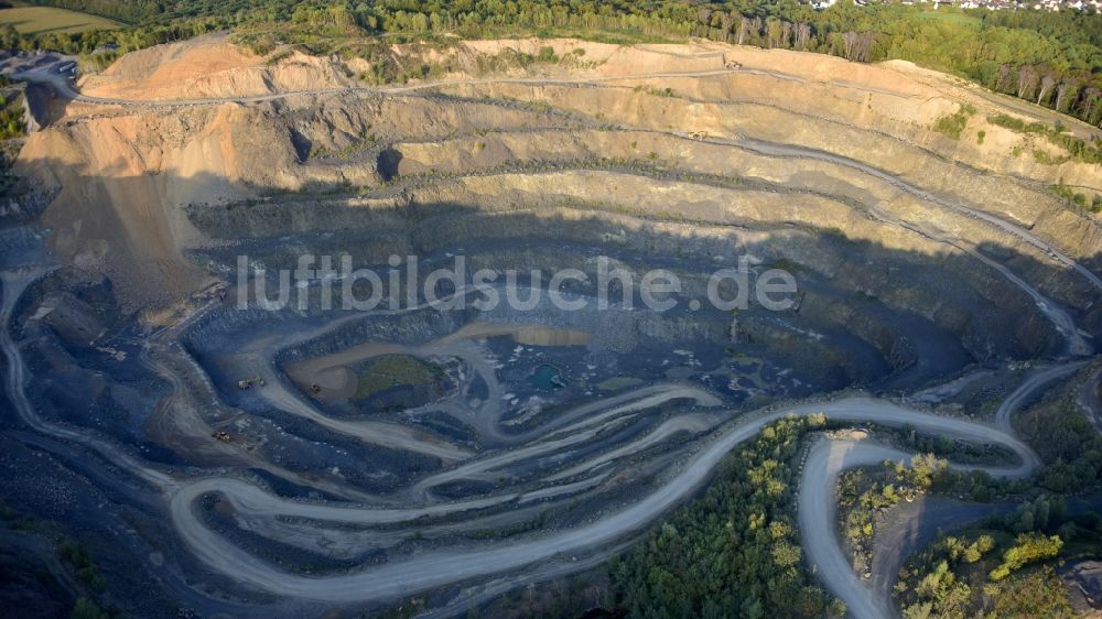 Königswinter von oben - Basaltsteinbruch Hühnerberg im Bundesland Nordrhein-Westfalen, Deutschland