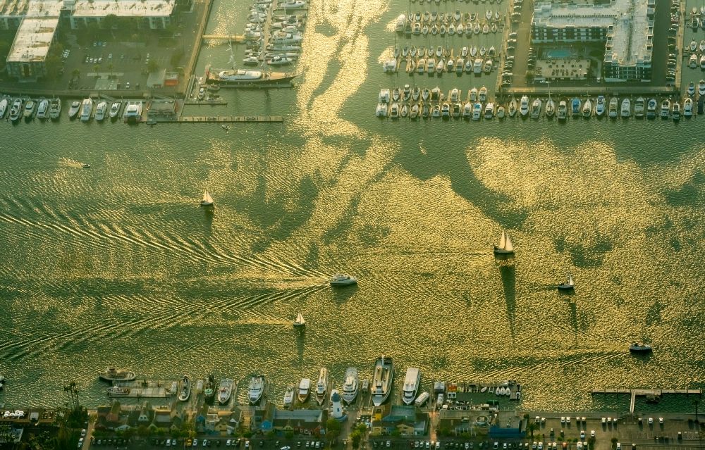 Luftaufnahme Marina del Rey - Basin D des Freizeithafen und Yachthafen mit Bootsanlegeplätzen und Booten in tiefstehender Sonne in Marina del Rey in Kalifornien, USA