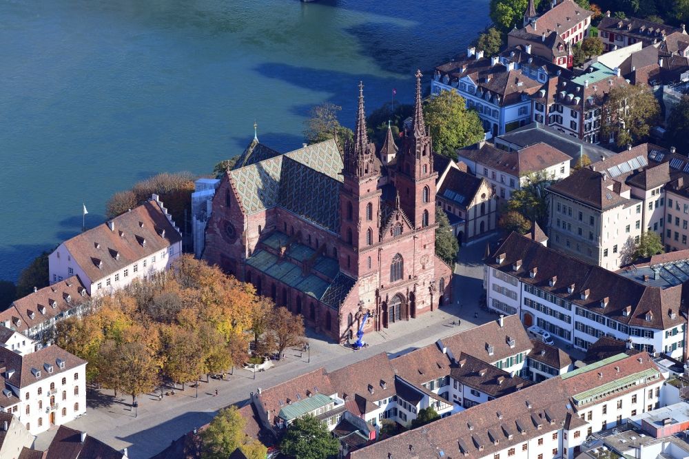 Luftbild Basel - Basler Münster iin der Altstadt von Grossbasel in Basel, Schweiz
