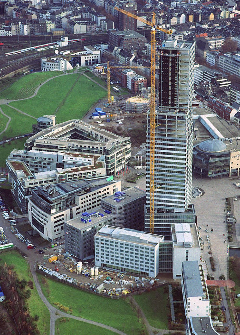 Luftaufnahme Köln - Bau des Hochhauses Kölnturm im Kölner Mediapark