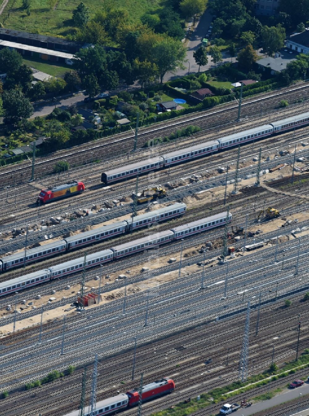 Berlin von oben - Bau- und Instandhaltungsarbeiten am Gleis- Verlauf im Streckennetz der Deutschen Bahn am Betriebsbahnhof Rummelsburg in Berlin, Deutschland