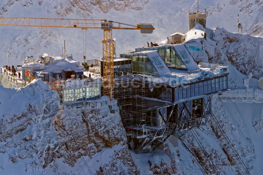 Luftbild Garmisch-Partenkirchen - Bauarbeiten an der Bergstation der Seilbahn auf dem Gipfel der der Zugspitze bei Garmisch-Partenkirchen im Bundesland Bayern