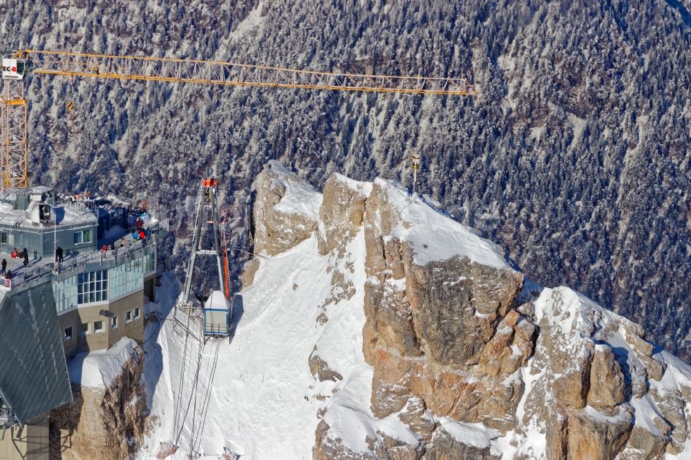 Garmisch-Partenkirchen von oben - Bauarbeiten an der Bergstation der Seilbahn auf dem Gipfel der der Zugspitze bei Garmisch-Partenkirchen im Bundesland Bayern