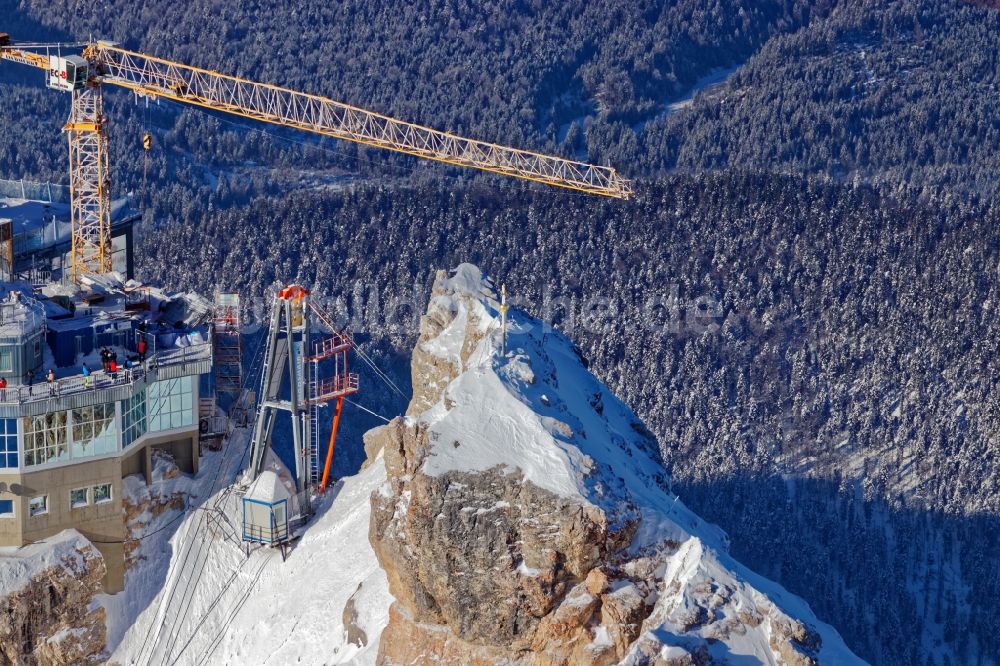 Luftaufnahme Garmisch-Partenkirchen - Bauarbeiten an der Bergstation der Seilbahn auf dem Gipfel der der Zugspitze bei Garmisch-Partenkirchen im Bundesland Bayern