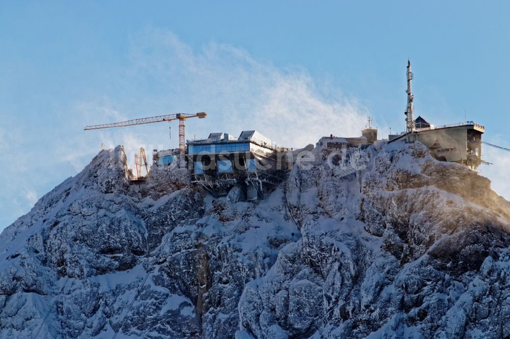 Garmisch-Partenkirchen aus der Vogelperspektive: Bauarbeiten an der Bergstation der Seilbahn auf dem Gipfel der der Zugspitze bei Garmisch-Partenkirchen im Bundesland Bayern