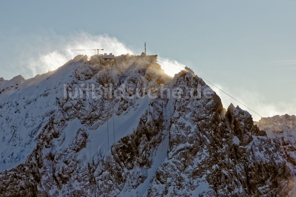 Luftaufnahme Garmisch-Partenkirchen - Bauarbeiten an der Bergstation der Seilbahn auf dem Gipfel der der Zugspitze bei Garmisch-Partenkirchen im Bundesland Bayern