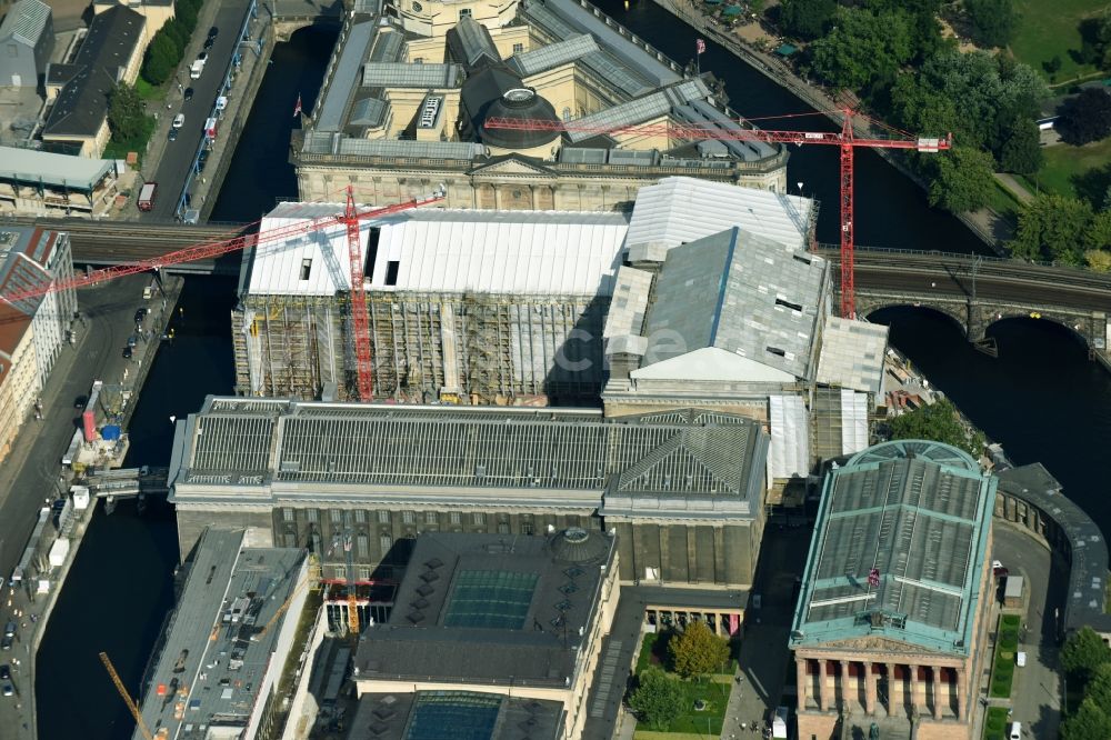 Berlin von oben - Bauarbeiten am Bodemuseum mit dem Pergamonaltar auf der Museumsinsel am Ufer der Spree in Berlin - Mitte
