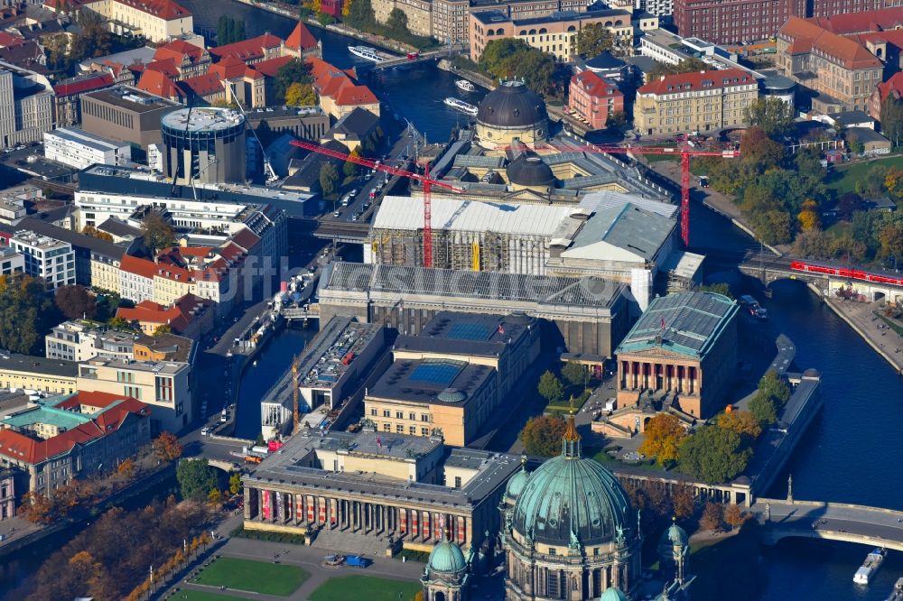 Luftaufnahme Berlin - Bauarbeiten am Bodemuseum mit dem Pergamonaltar auf der Museumsinsel am Ufer der Spree in Berlin - Mitte