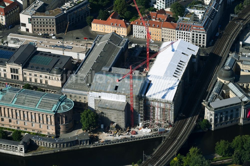 Luftaufnahme Berlin - Bauarbeiten am Bodemuseum mit dem Pergamonaltar auf der Museumsinsel am Ufer der Spree in Berlin - Mitte