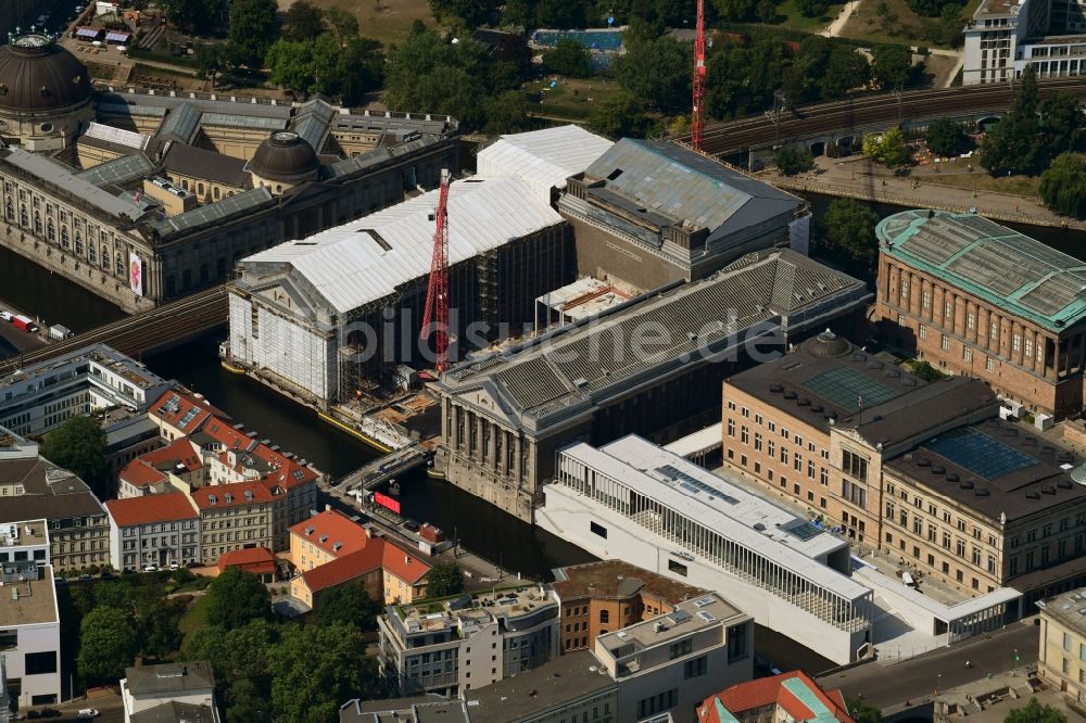 Berlin von oben - Bauarbeiten am Bodemuseum mit dem Pergamonaltar auf der Museumsinsel am Ufer der Spree in Berlin - Mitte