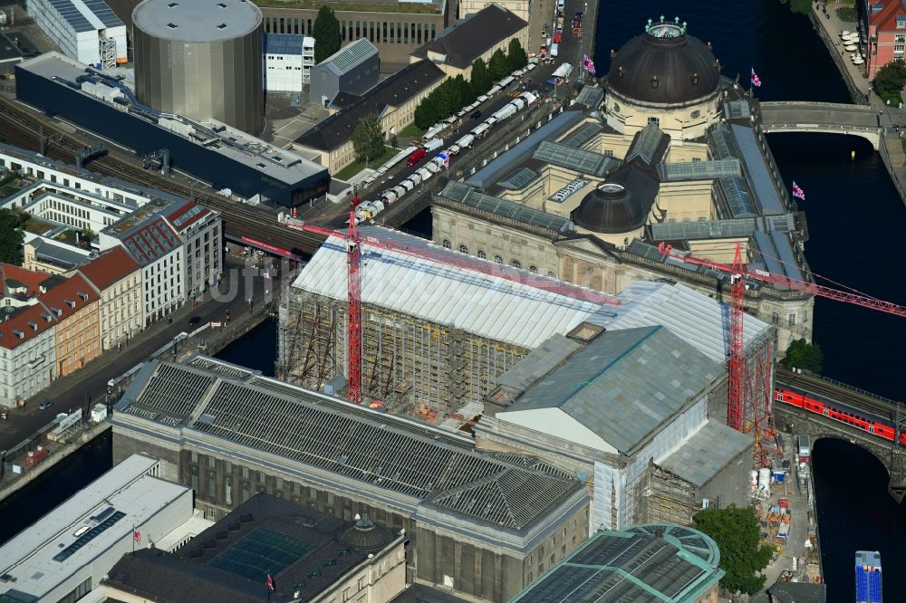 Luftbild Berlin - Bauarbeiten am Bodemuseum mit dem Pergamonaltar auf der Museumsinsel am Ufer der Spree in Berlin - Mitte