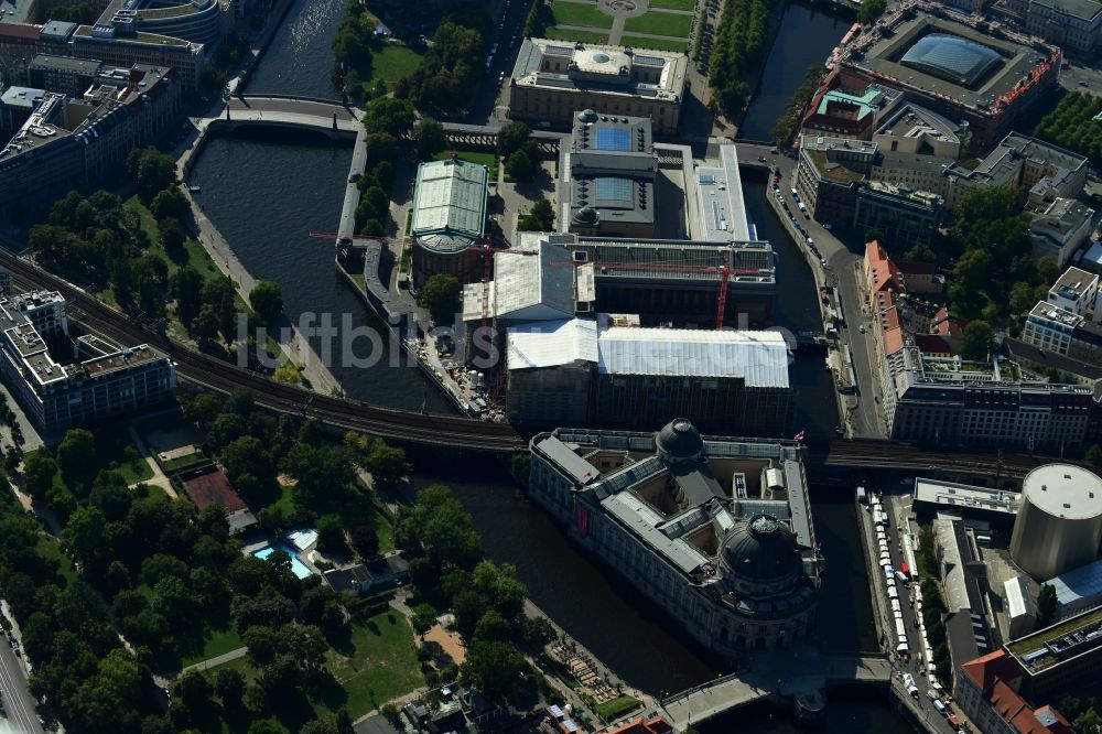 Berlin aus der Vogelperspektive: Bauarbeiten am Bodemuseum mit dem Pergamonaltar auf der Museumsinsel am Ufer der Spree in Berlin - Mitte