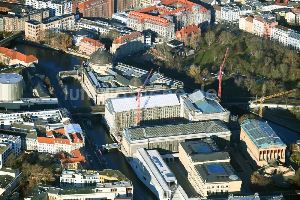 Berlin aus der Vogelperspektive: Bauarbeiten am Bodemuseum mit dem Pergamonaltar auf der Museumsinsel am Ufer der Spree in Berlin - Mitte