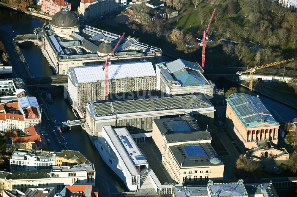 Luftbild Berlin - Bauarbeiten am Bodemuseum mit dem Pergamonaltar auf der Museumsinsel am Ufer der Spree in Berlin - Mitte