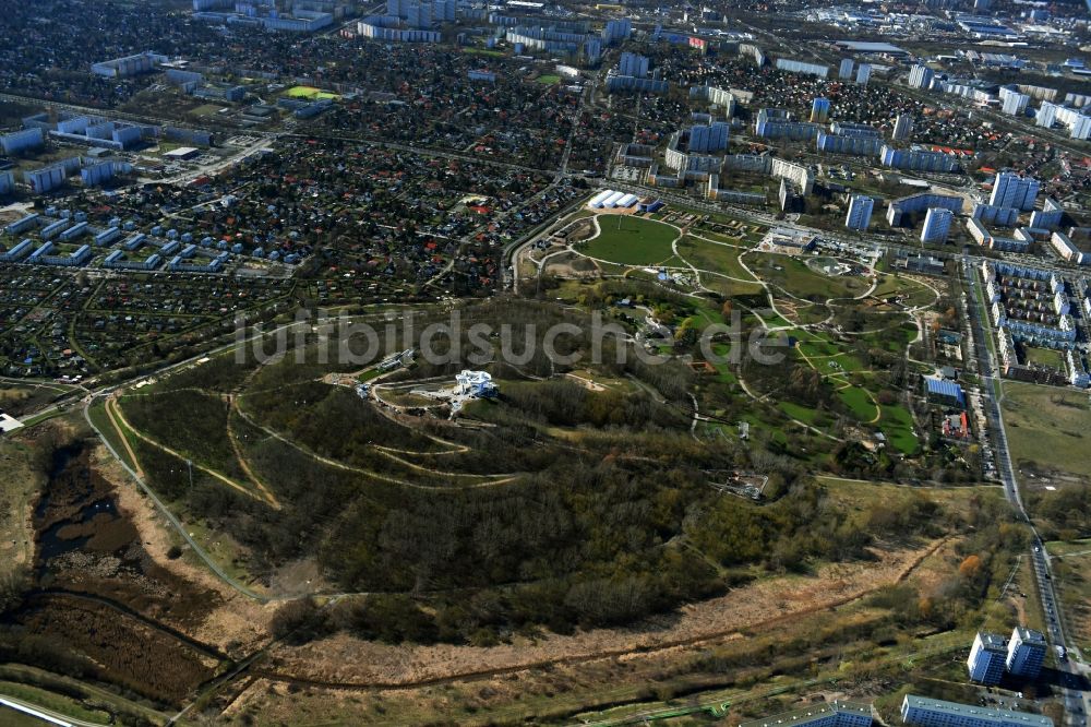 Berlin von oben - Bauarbeiten auf dem Gelände der IGA 2017 am Kienberg im Bezirk Marzahn-Hellersdorf in Berlin