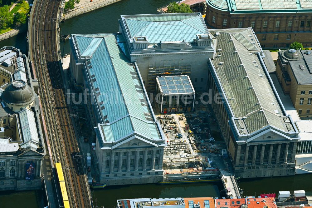 Luftaufnahme Berlin - Bauarbeiten am Pergamonmuseum mit dem Pergamonaltar im Ortsteil Mitte in Berlin, Deutschland