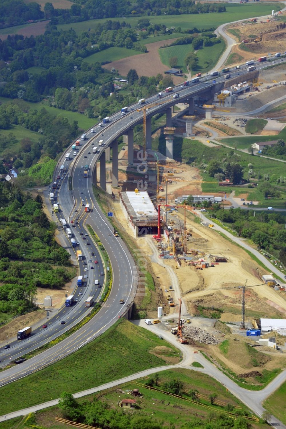 Würzburg von oben - Bauarbeiten an der Talbrücke Heidingsfeld der Bundesautobahn A3 im Süden von Würzburg im Bundesland Bayern