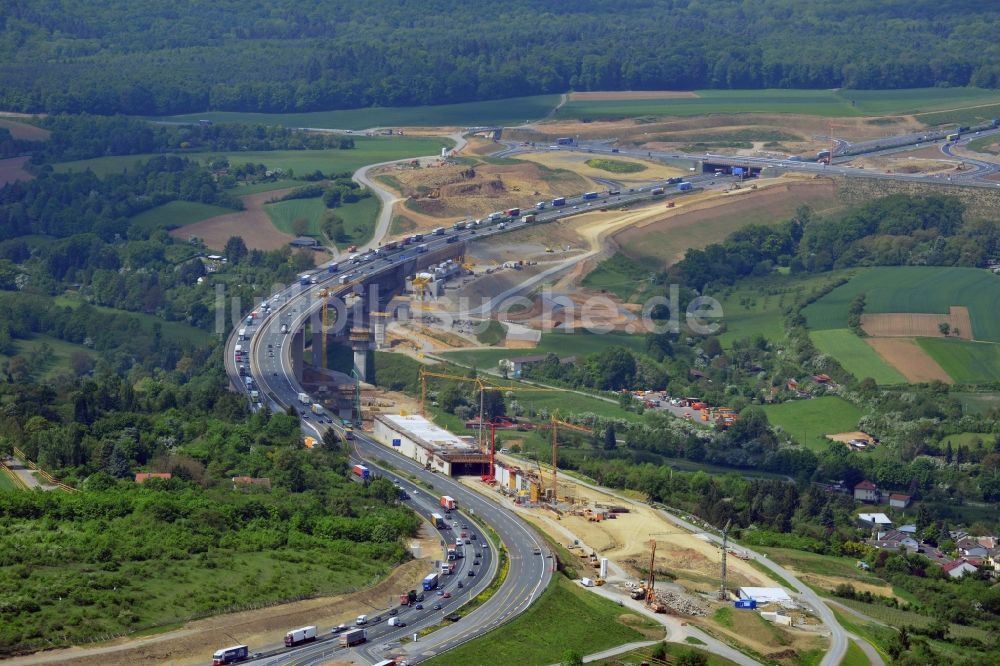 Luftbild Würzburg - Bauarbeiten an der Talbrücke Heidingsfeld der Bundesautobahn A3 im Süden von Würzburg im Bundesland Bayern